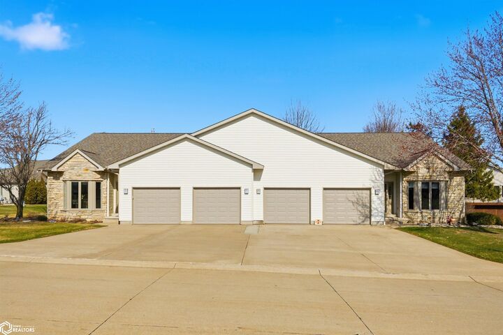 Property Photo:  5569 Oak Hills Drive  IA 52601 
