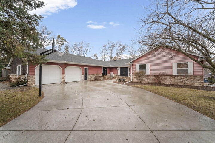 Property Photo: 1324 Rhynie Ct WI 53095