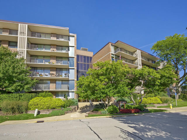 Property Photo:  2 S Atrium Way 606  IL 60126 