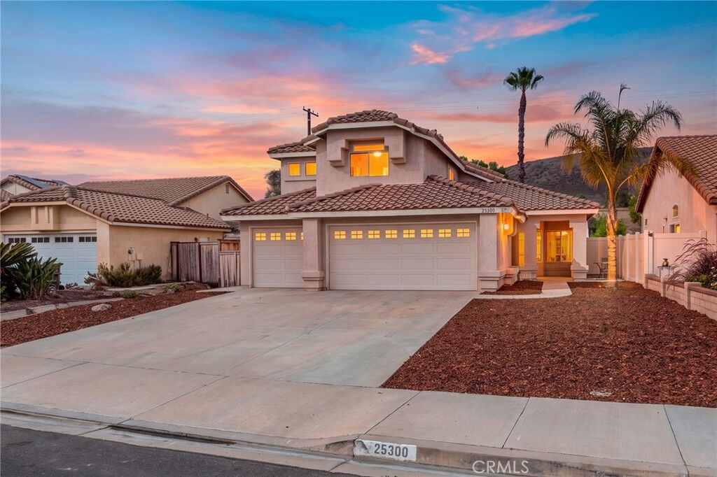 Property Photo:  25300 Corte Sombrero  CA 92563 