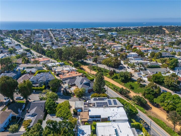 Property Photo:  2404 Laurel Avenue  CA 90266 