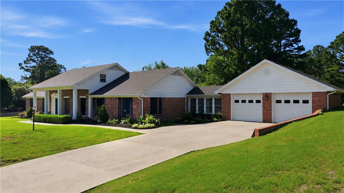Property Photo: 1409 Oaks Manor Drive AR 72703