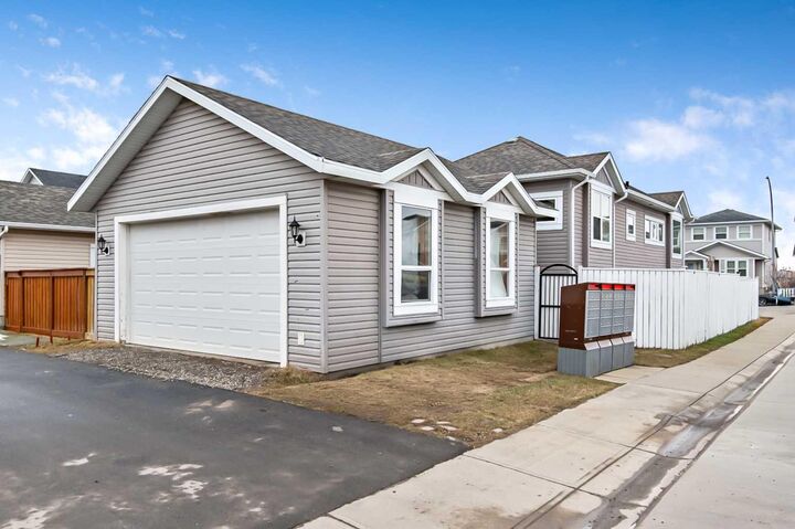 Property Photo:  14 Sunrise Crescent NE  AB T1V 1B9 