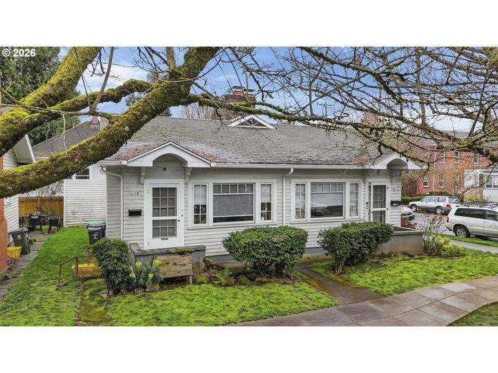 Property Photo:  2202 NE Everett St  OR 97232 