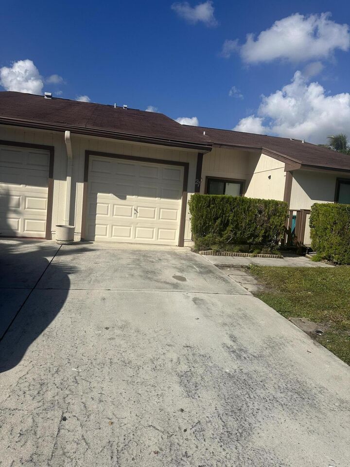 Property Photo: 27 Kensington Lane FL 33426