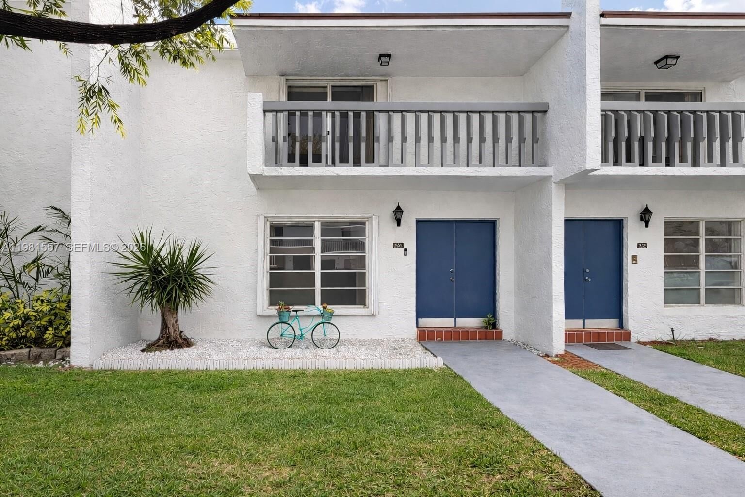 Property Photo: 9430 SW 170th St 303 FL 33157