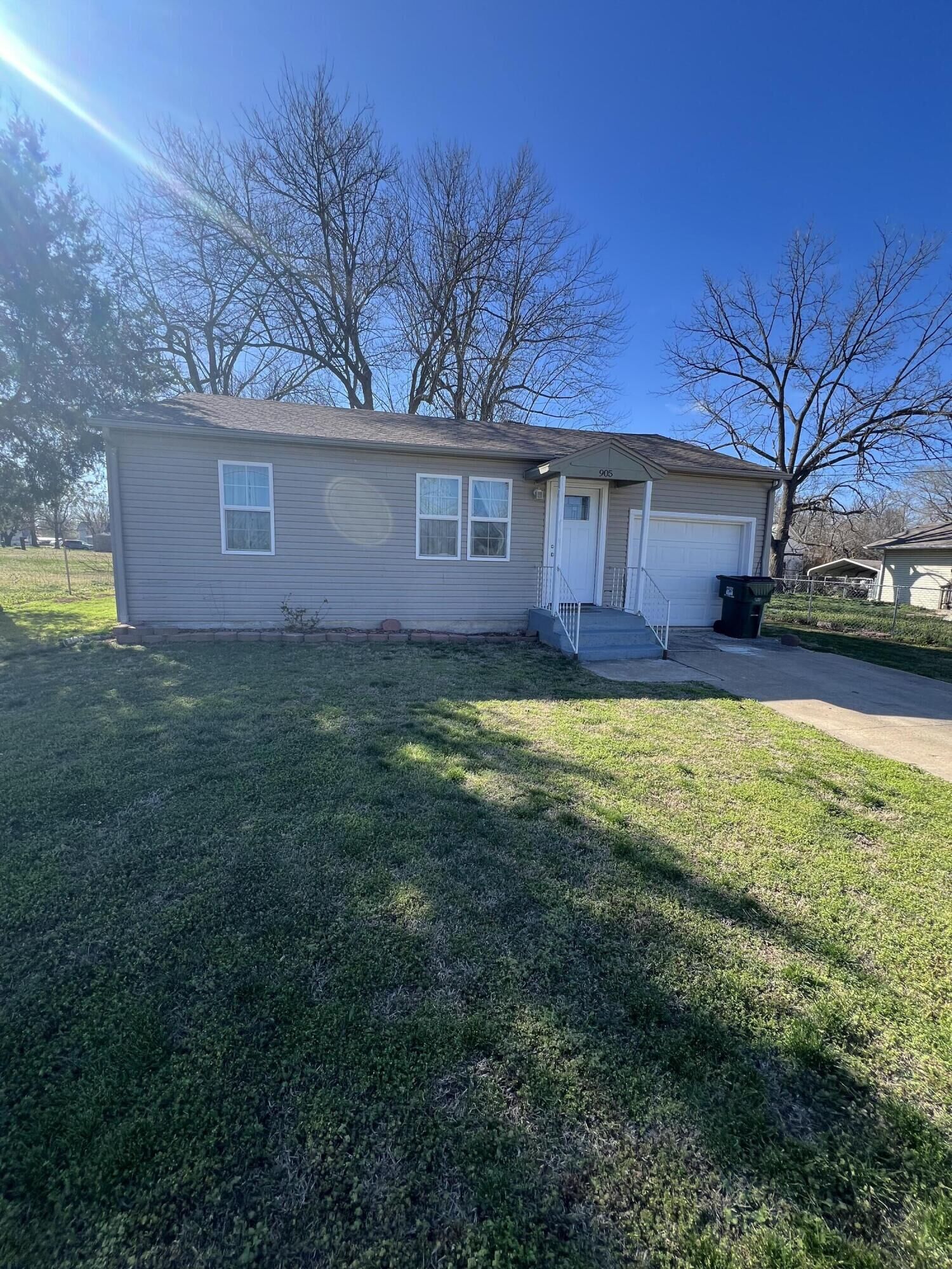 Property Photo:  905 S Griffith Avenue  MO 65605 