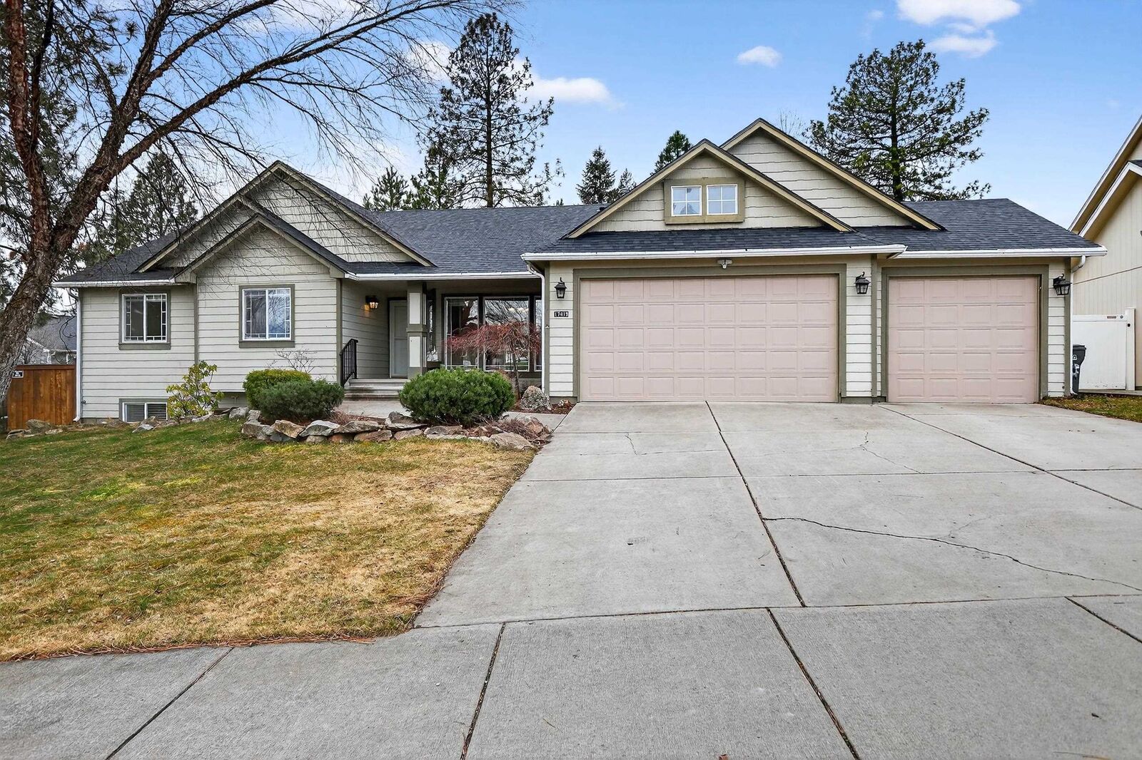 Property Photo:  17419 N Edgecrest Rd  WA 99005 