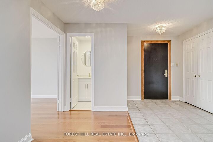 Property Photo: 55 Kingsbridge Garden Circle Ph7 ON L5R 1Y1