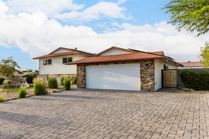 Property Photo:  5302 W Greenway Road  AZ 85306 