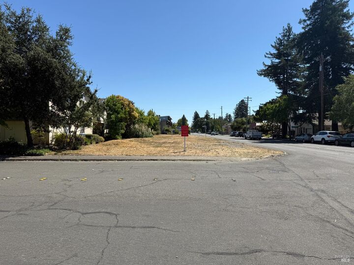 Property Photo:  1102 North Street  CA 95404 