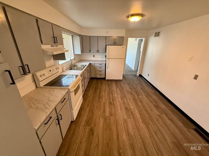 Property Photo:  517 12th St  WA 99403 