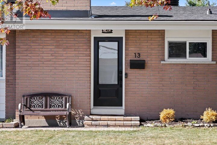 Property Photo:  13 Edgebrook Road  ON K2H 6C2 