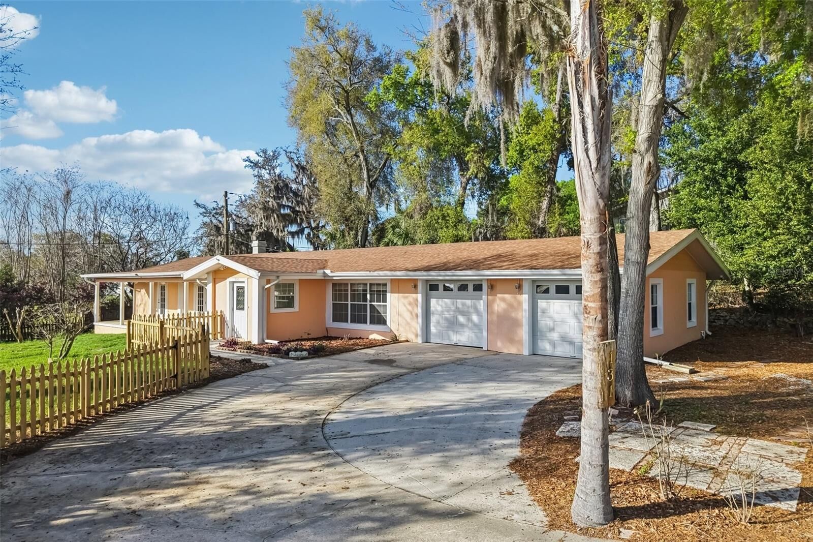 Property Photo:  131 E Palmetto Avenue  FL 34737 