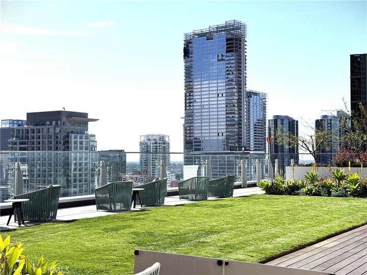 Property Photo:  877 Francisco 517  CA 90017 