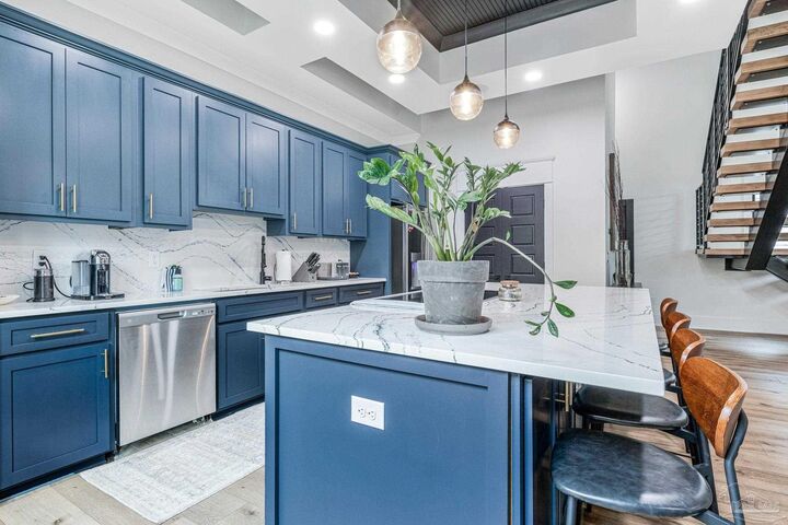 Property Photo: 412 E Belmont St FL 32501