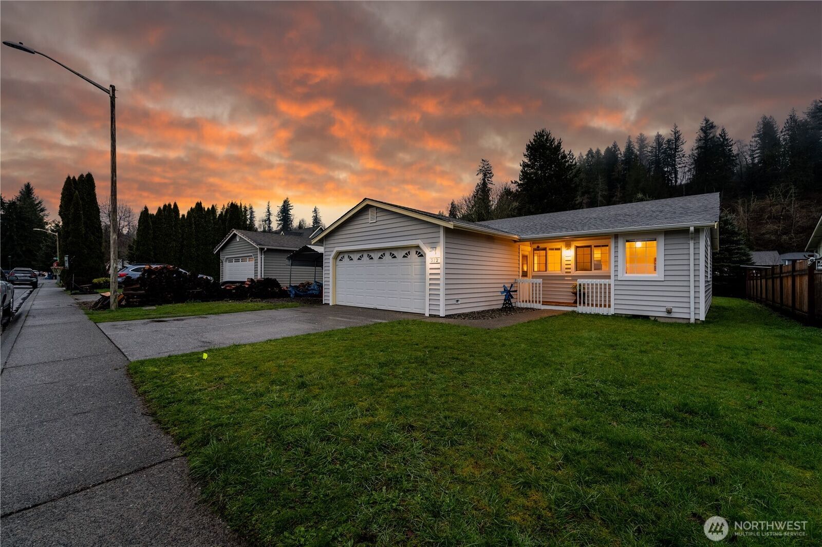 Property Photo:  512  Walnut Avenue  WA 98294 