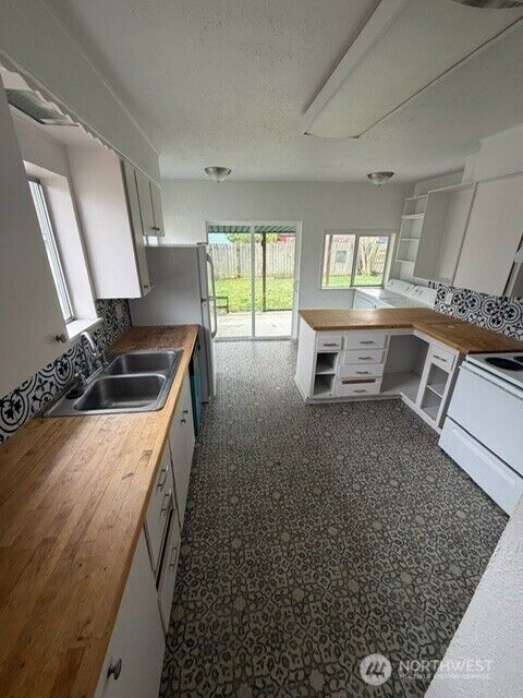 Property Photo:  520 E Division Lane  WA 98404 