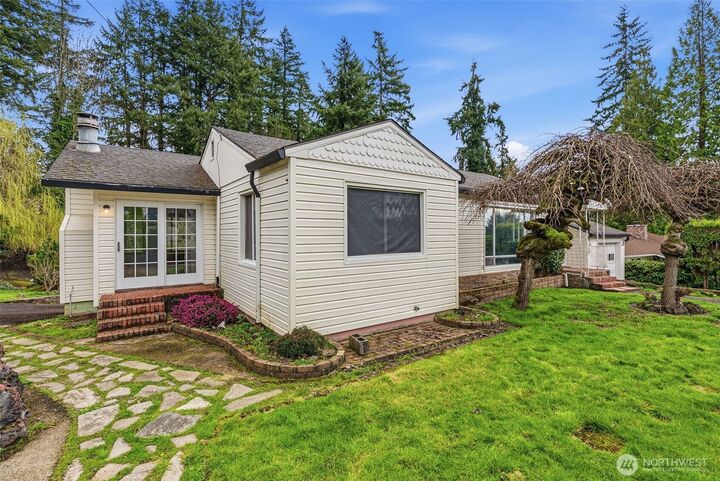 Property Photo:  406 N 19th Ave  WA 98626 
