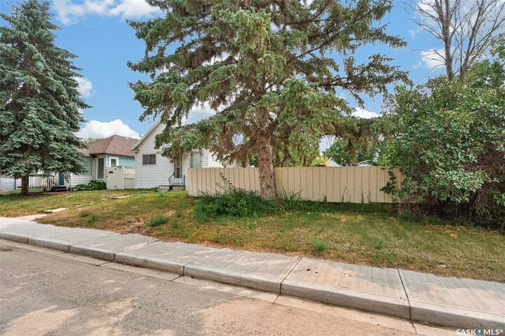 Property Photo:  59 Iroquois Street W  SK S6H 5A4 