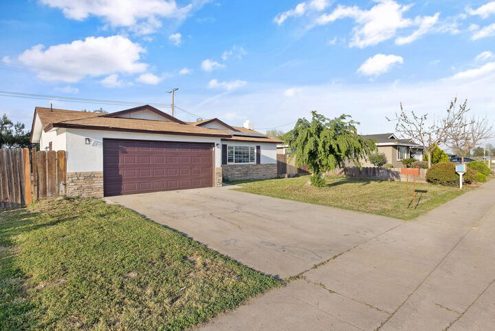 Property Photo:  444 E Citrus Drive  CA 93223 