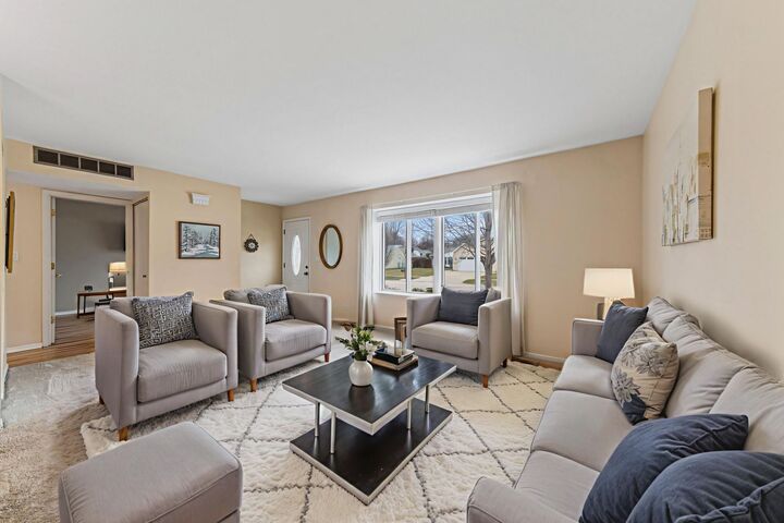 Property Photo:  507 N Clearwater Street  IL 60172 