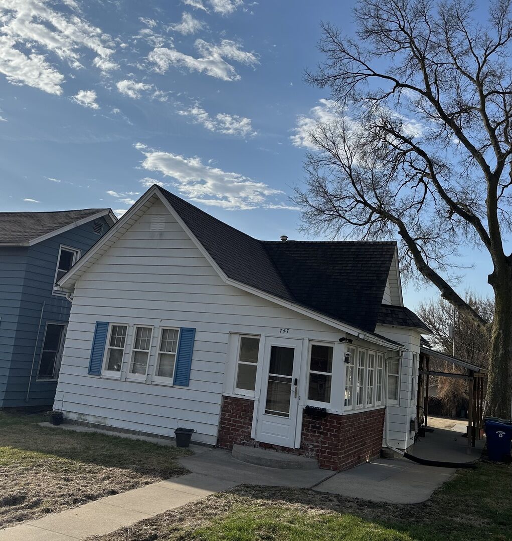 Property Photo:  747 1st Avenue  IA 52732 