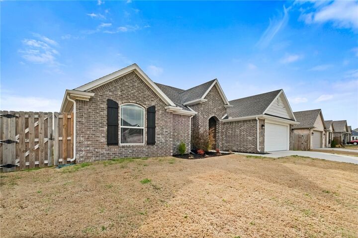 Property Photo:  60 N Manhattan Way  AR 72704 