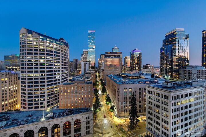 Property Photo: 1920 4th Avenue 1807 WA 98101