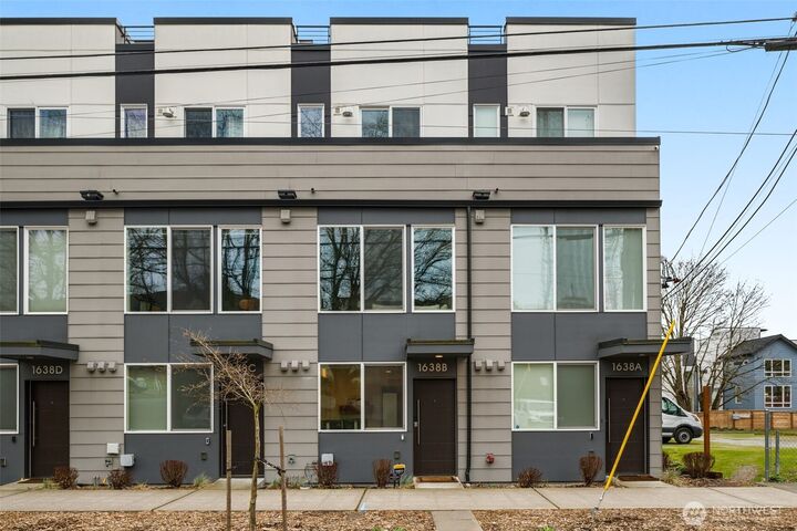 Property Photo:  1638  20th Avenue B  WA 98122 