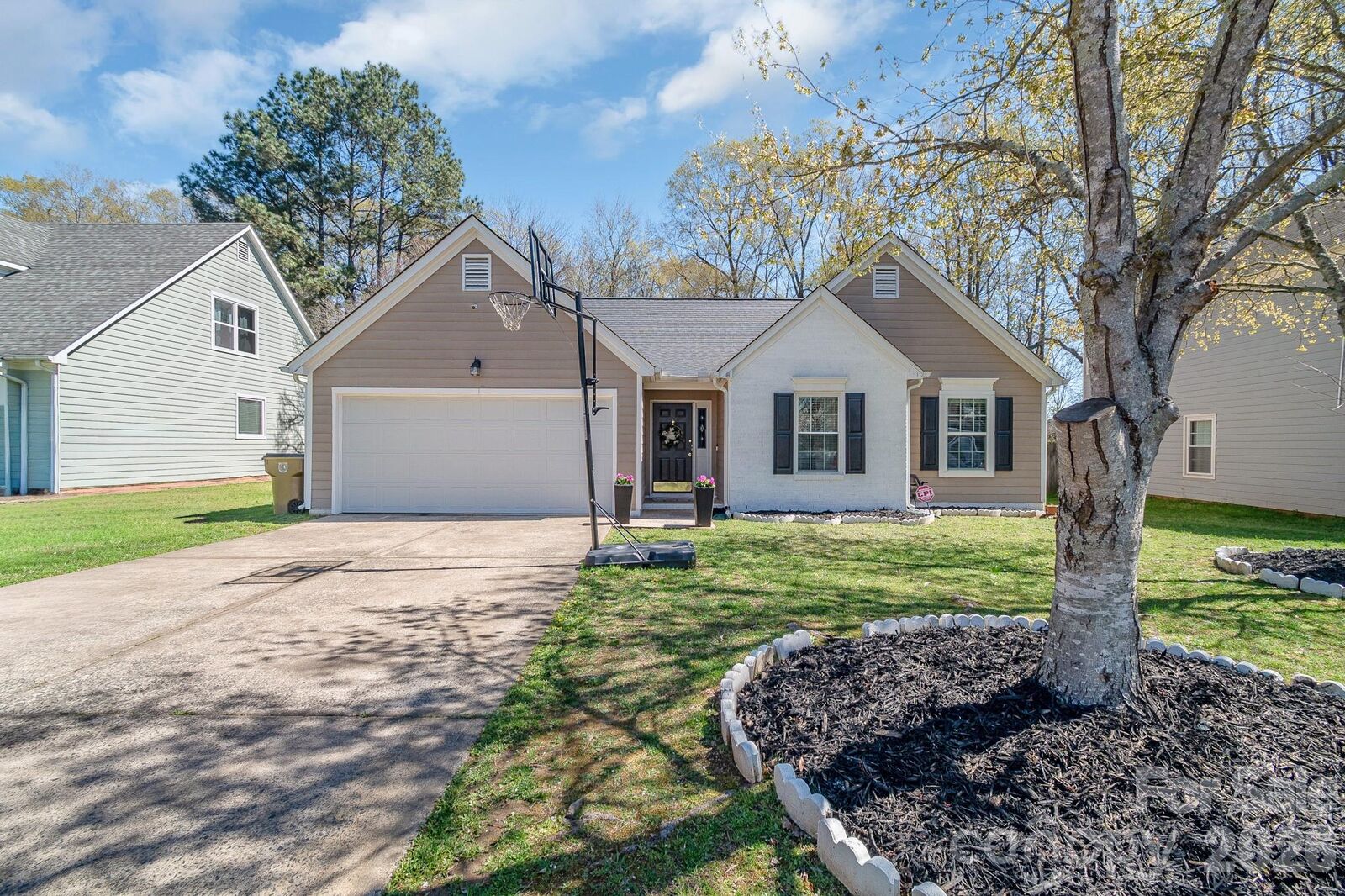 Property Photo: 3310 Brooktree Lane NC 28079