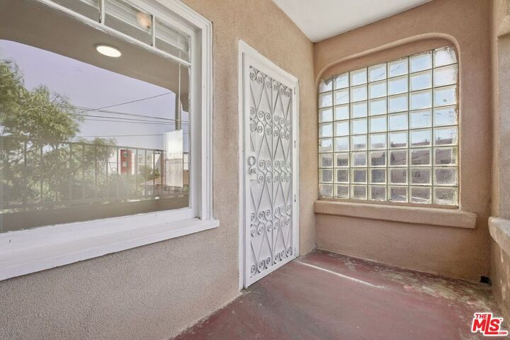Property Photo: 1464 3/4 W 35th Pl CA 90018
