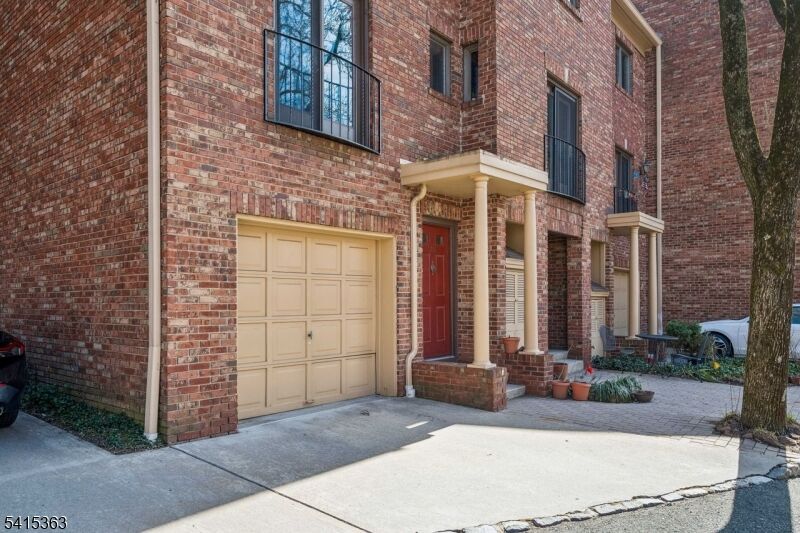 Property Photo:  17 Mews Ln 17  NJ 07079 