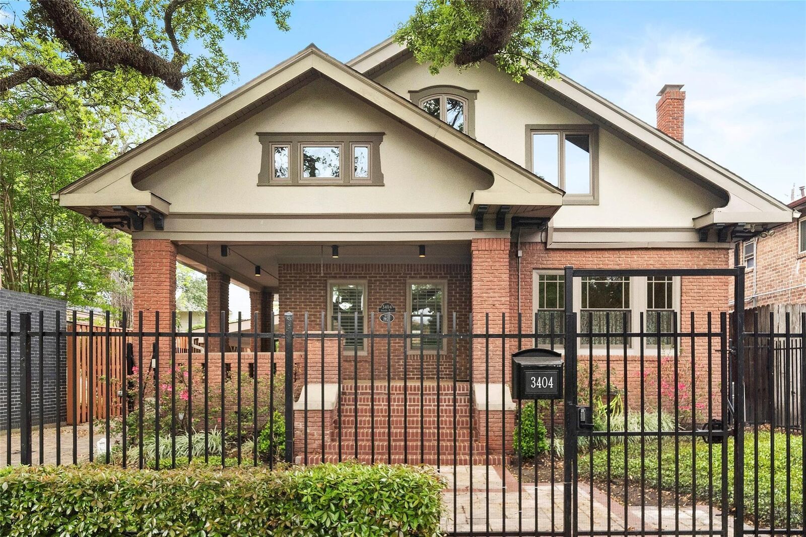 Property Photo:  3404 Audubon Place  TX 77006 
