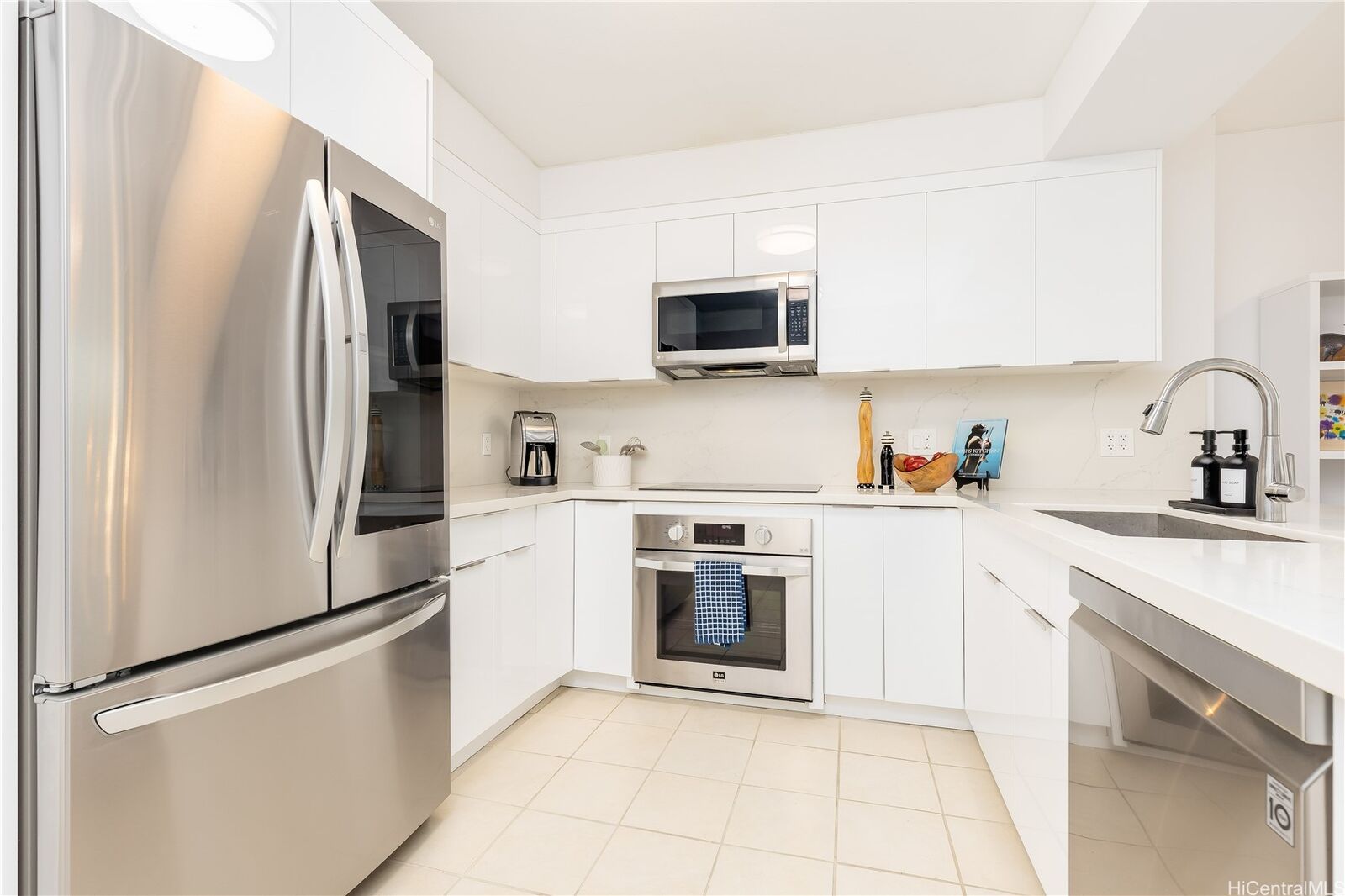 Property Photo:  909 Kapiolani Boulevard 1607  HI 96814 