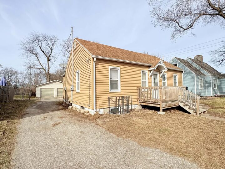 Property Photo:  1437 Vine Street  IA 50703 