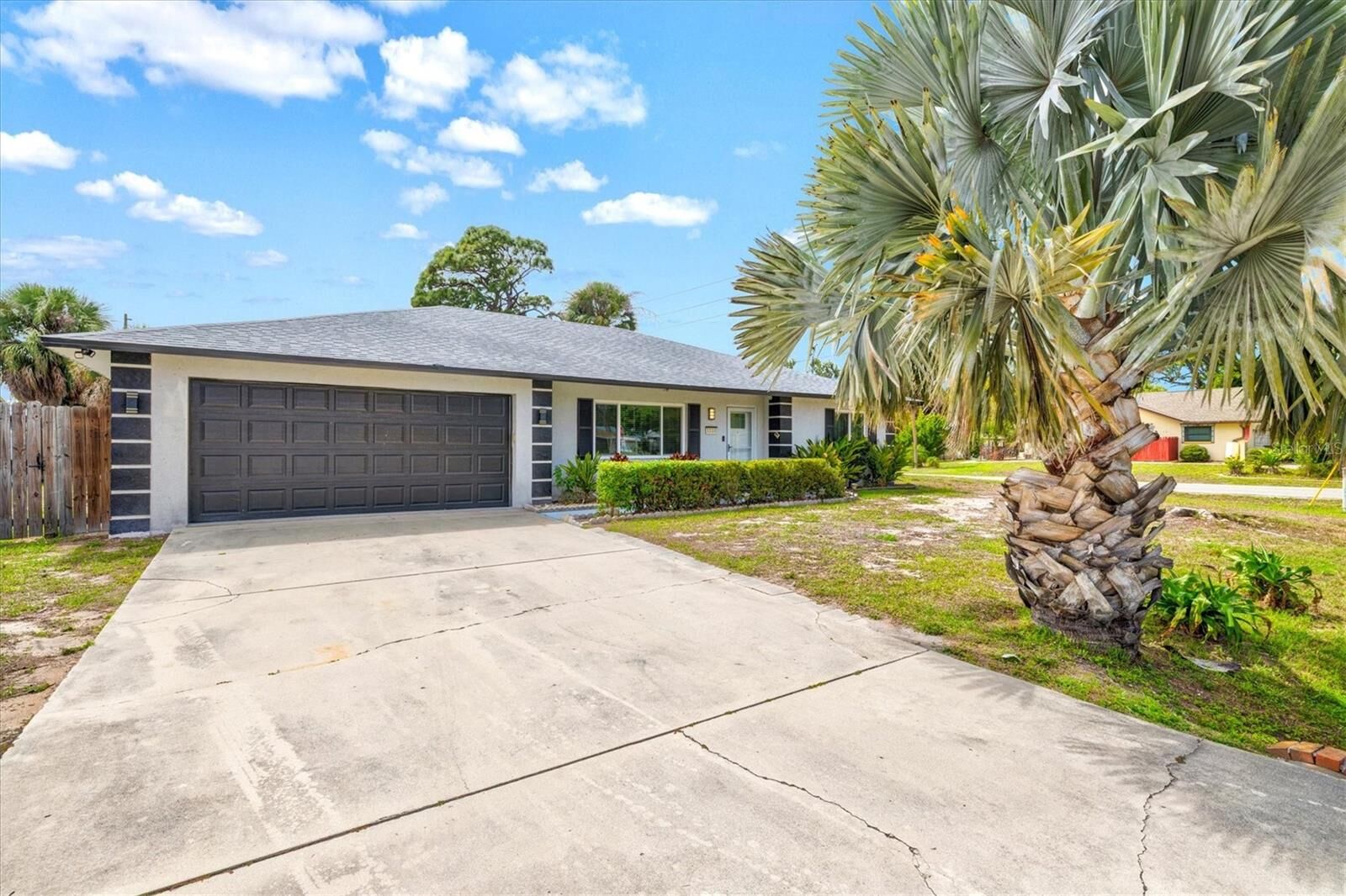 Property Photo:  3310 Siesta Drive  FL 34293 