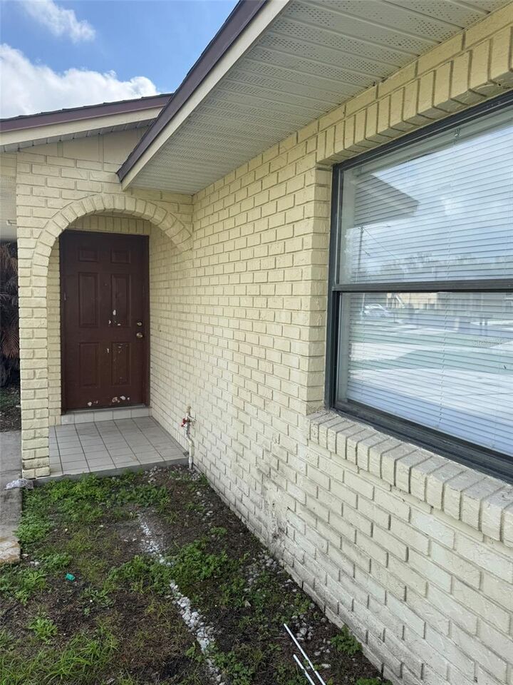 Property Photo: 638 Royalty Court FL 34758