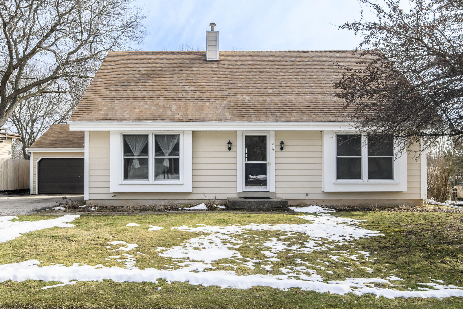 Property Photo:  219 Willow Ct  WI 53029 