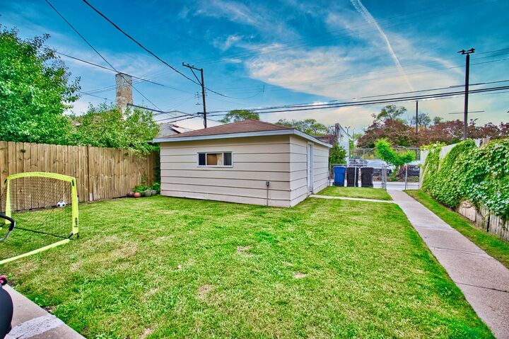 Property Photo:  6609 N Artesian Avenue  IL 60645 