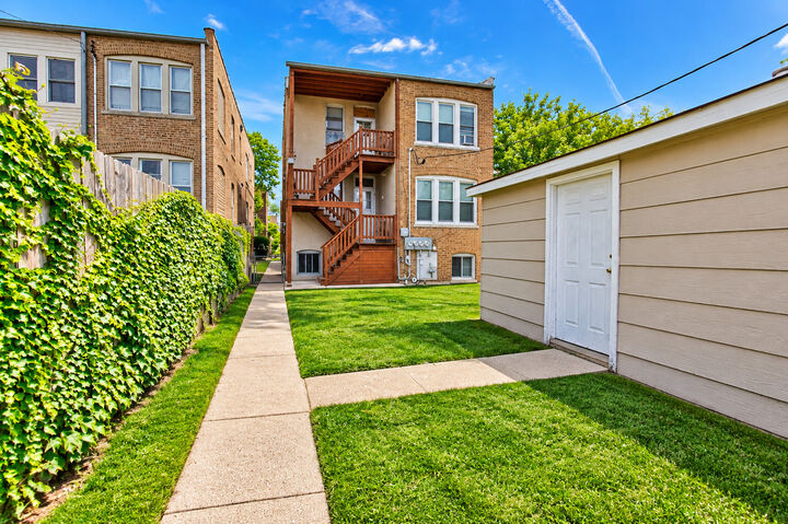 Property Photo:  6609 N Artesian Avenue  IL 60645 