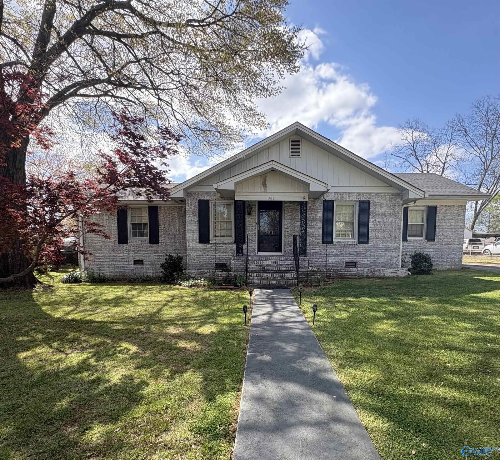 Property Photo: 1511 SE 10th Avenue AL 35601