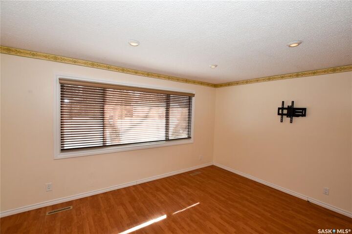 Property Photo:  25 McLellan Avenue  SK S7H 3K7 