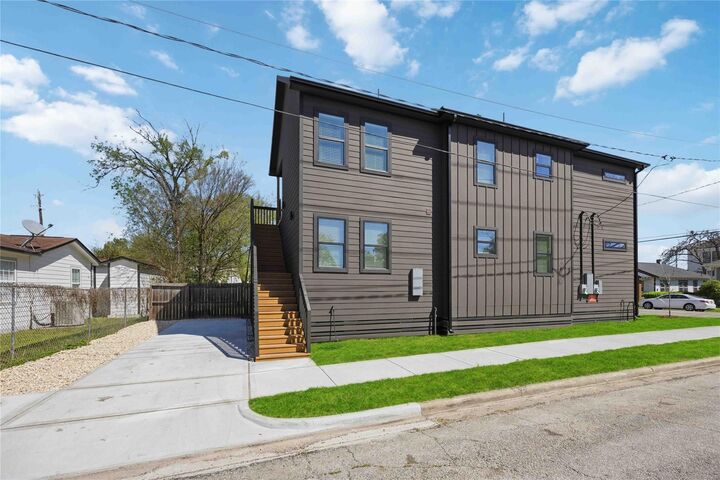 Property Photo:  801 E 32nd 1/2 Street A B  TX 77022 