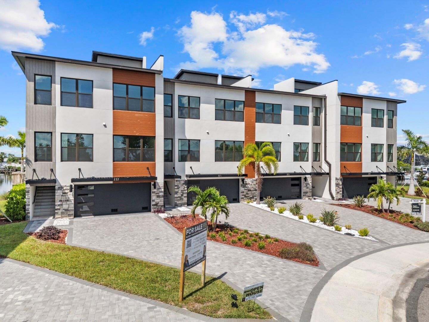 Property Photo: 772 Gran Kaymen Way FL 33572