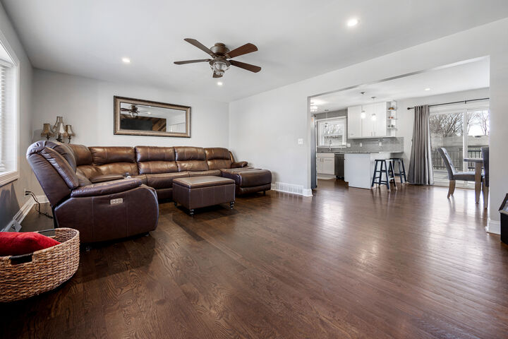 Property Photo:  530 Sunshine Court  IL 60102 