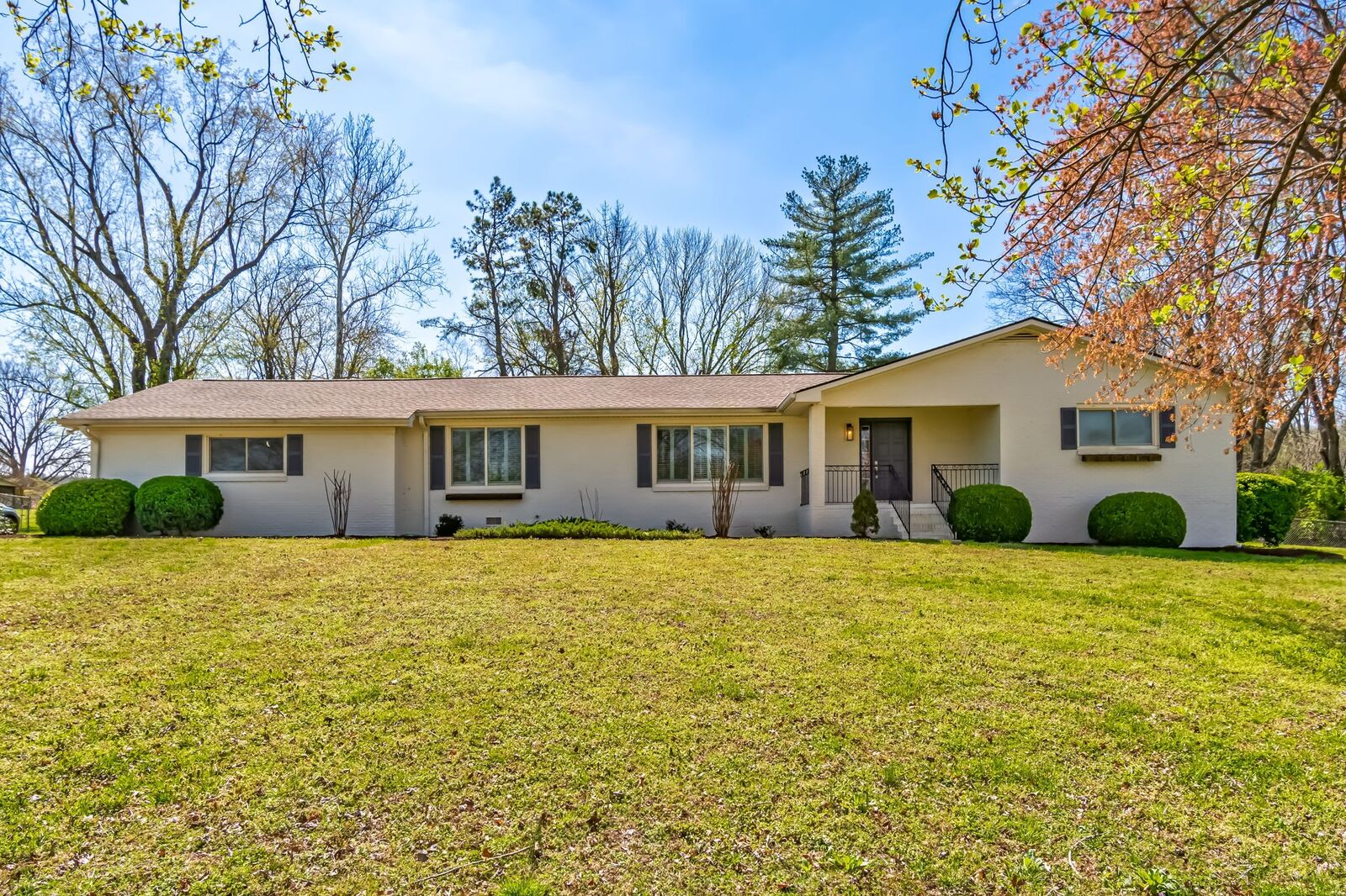 Property Photo:  2203 Oakwood Ct  TN 37064 
