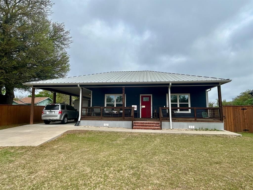 Property Photo:  727 E Liberty  TX 76667 