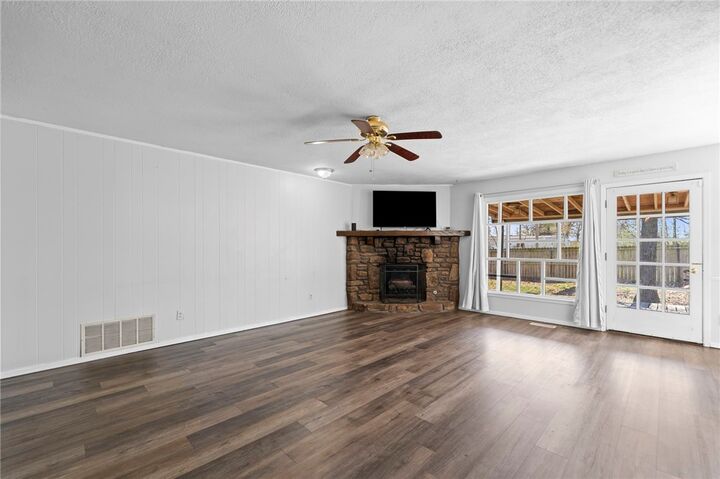 Property Photo:  2212 W Tulsa Street  AR 72761 
