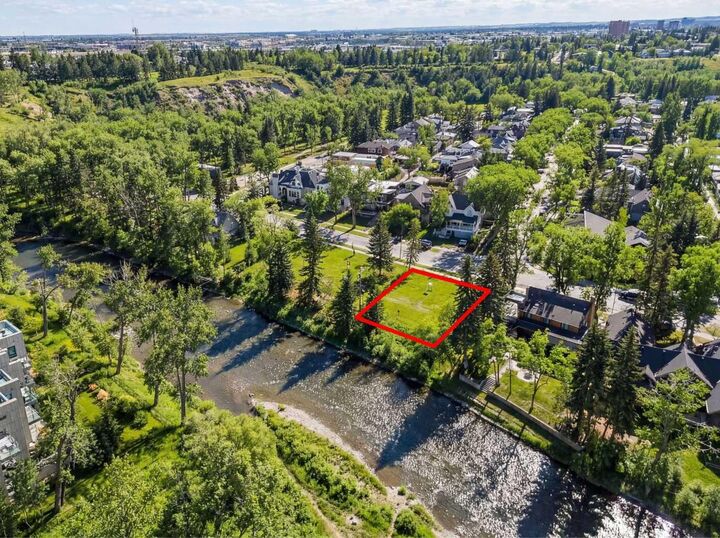 Property Photo:  122 Roxboro Road SW  AB T2S 0R3 